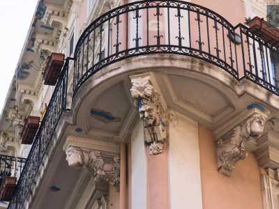 ...le maschere donano alla palazzina un tocco di monumentalit� e raffinatezza
